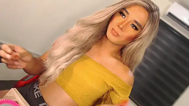 Snapshot of SissifyMeNow chatting on October 6, 2025, 10:18 pm SissifyMeNow online show from October 6, 2025, 10:18 pm