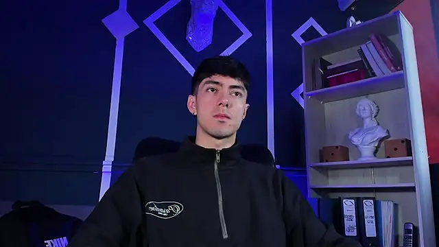 etham wolf  online show from September 26, 2025, 11:47 am