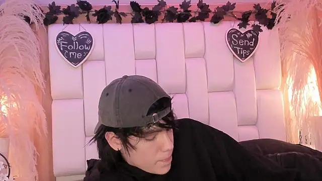 Daphne And Roger online show from April 15, 2026, 11:06 am