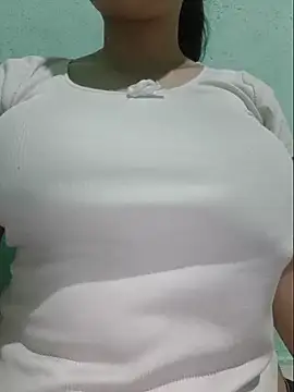 Snapshot of Shiny_Babe chatting on June 6, 2026, 5:17 pm Shiny Babe online show from June 6, 2026, 5:17 pm