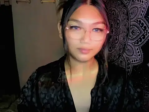 Snapshot of Lou_heart chatting on May 10, 2026, 5:18 pm Lou heart online show from May 10, 2026, 5:18 pm