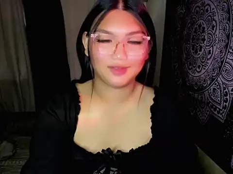 Snapshot of Lou_heart chatting on June 21, 2026, 10:45 pm Lou heart online show from June 21, 2026, 10:45 pm