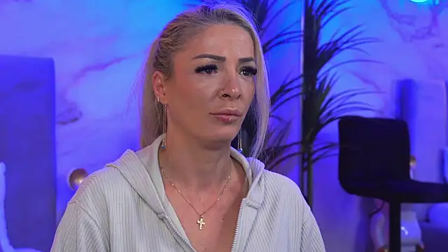 Izabellle02 online show from April 11, 2026, 3:33 am