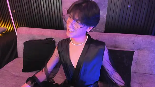 luixdust  online show from November 7, 2025, 5:07 am