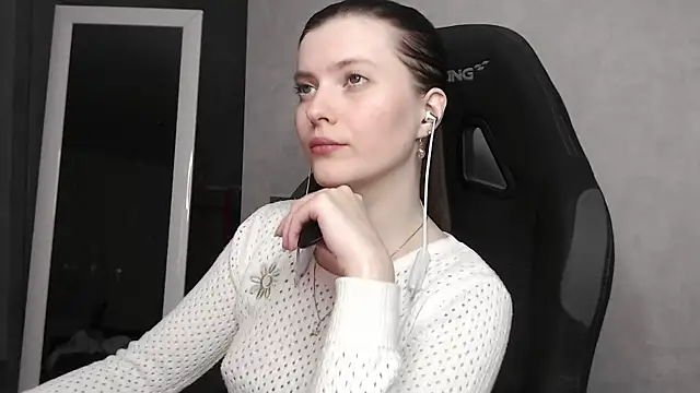 cute elfy  online show from September 16, 2025, 5:03 pm