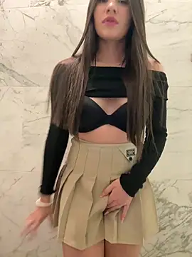 Snapshot of Isabella21_ chatting on October 5, 2025, 10:29 pm Isabella21 online show from October 5, 2025, 10:29 pm