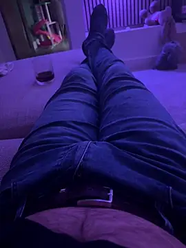 Snapshot of leroy9501 chatting on April 12, 2026, 12:04 am leroy9501 online show from April 12, 2026, 12:04 am