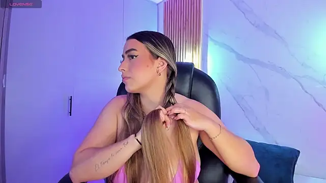 KYLIE JONES6 online show from November 4, 2025, 3:27 am