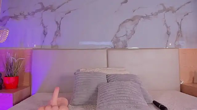 ValSmith  online show from September 12, 2025, 4:01 am