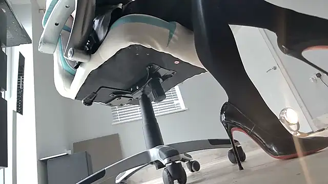 foxyroxymilf online show from September 24, 2025, 11:02 am