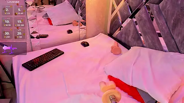 EvelynLips  online show from September 10, 2025, 8:20 pm