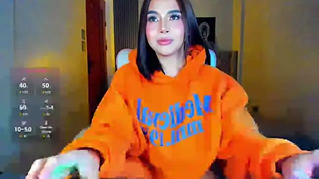 LauraLoove online show from August 4, 2026, 11:13 am