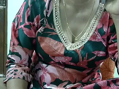 Snapshot of CHAMELI4747 chatting on October 6, 2025, 8:12 am CHAMELI4747 online show from October 6, 2025, 8:12 am