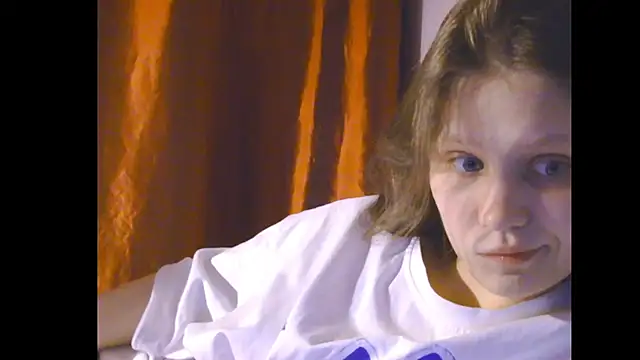 Snapshot of Lunliss chatting on April 4, 2026, 7:33 pm Lunliss online show from April 4, 2026, 7:33 pm