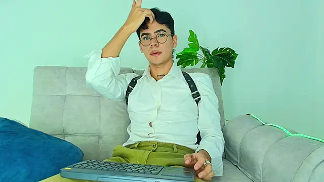 CamiiGuzmanX online show from September 29, 2025, 8:57 pm