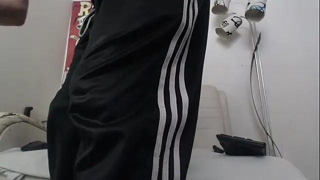 Snapshot of Thomasjons_ chatting on February 5, 2026, 6:34 pm Thomasjons online show from February 5, 2026, 6:34 pm