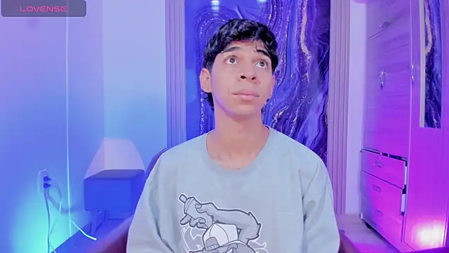 Snapshot of The_best_twink chatting on December 2, 2025, 11:15 am The best twink online show from December 2, 2025, 11:15 am