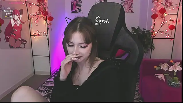 LiliLuna online show from April 9, 2026, 4:12 pm
