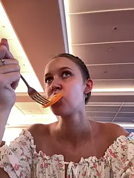 Snapshot of ElliRose chatting on October 11, 2025, 12:32 am ElliRose online show from October 11, 2025, 12:32 am