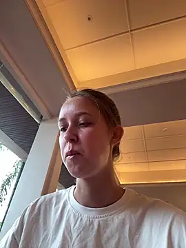 Snapshot of ElliRose chatting on October 22, 2025, 1:39 am ElliRose online show from October 22, 2025, 1:39 am