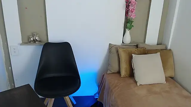 Michellee 20 online show from December 18, 2025, 1:06 pm