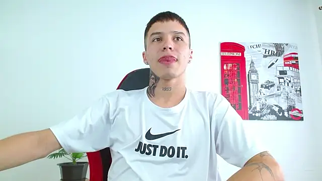 Cumandres18 online show from December 15, 2025, 2:10 pm