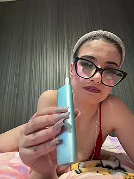 Snapshot of Larra69 chatting on May 15, 2026, 3:41 pm Larra69 online show from May 15, 2026, 3:41 pm