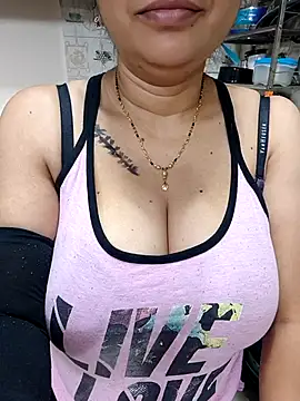 Snapshot of Queen_Nightt chatting on September 15, 2025, 3:17 am Queen Nightt online show from September 15, 2025, 3:17 am