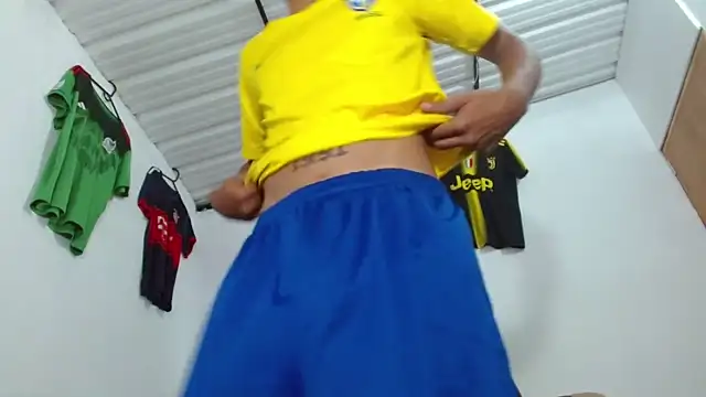 Snapshot of skinny23cm chatting on February 21, 2026, 3:35 pm skinny23cm online show from February 21, 2026, 3:35 pm