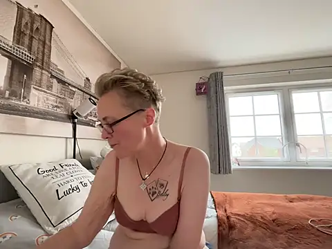 Curvy-Jinx online show from April 16, 2026, 8:04 am