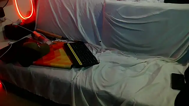 Luv2SuckBWC92 online show from October 25, 2025, 5:15 am