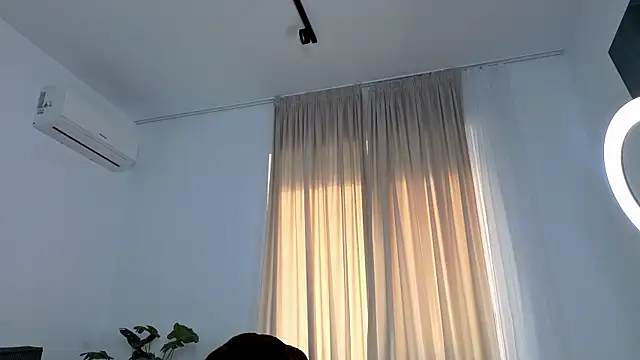 EmaHallee online show from July 9, 2026, 3:43 am