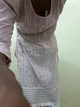 Snapshot of Alia-00 chatting on October 31, 2025, 4:02 am Alia-00 online show from October 31, 2025, 4:02 am