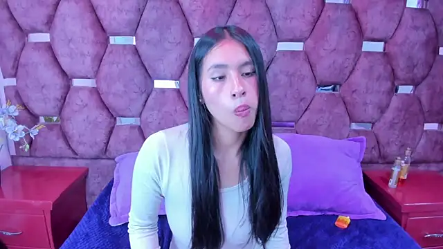 Miaa Davis  online show from December 18, 2025, 2:39 am