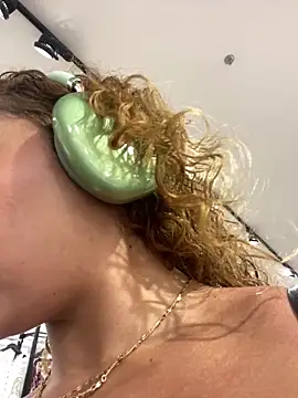 Chloe Leaozinho online show from February 4, 2026, 2:23 pm