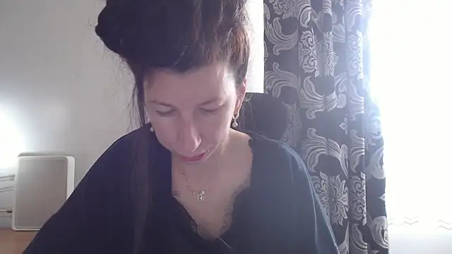 RosieHayes online show from November 26, 2025, 8:37 am