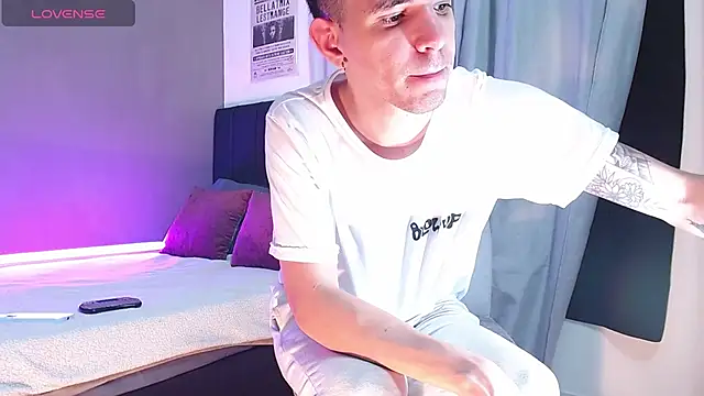 Matteo12  online show from November 10, 2025, 7:29 am