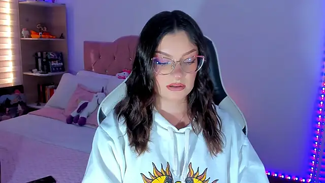 OphelianaRose33 online show from May 27, 2026, 8:28 pm