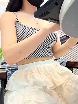 Snapshot of Linh_2004 chatting on September 20, 2025, 2:07 pm Linh 2004 online show from September 20, 2025, 2:07 pm