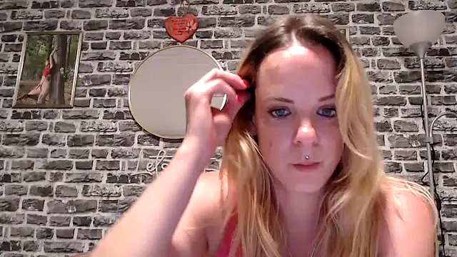 Snapshot of SexyMilf_37 chatting on May 27, 2026, 8:06 pm SexyMilf 37 online show from May 27, 2026, 8:06 pm