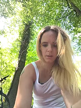 Snapshot of SexyMilf_37 chatting on May 29, 2026, 10:35 am SexyMilf 37 online show from May 29, 2026, 10:35 am