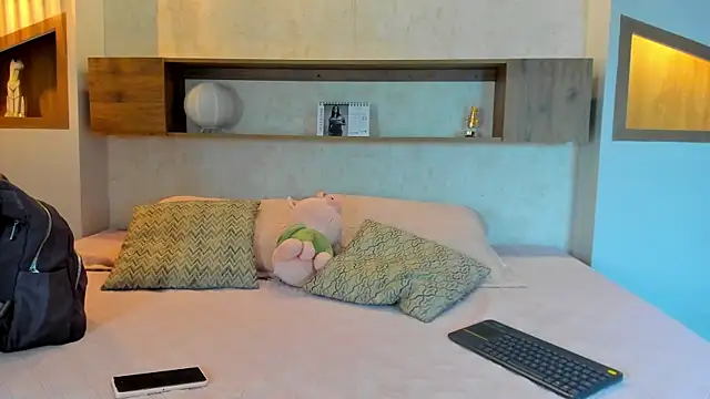 Emilly Beaumont online show from April 14, 2026, 12:22 pm