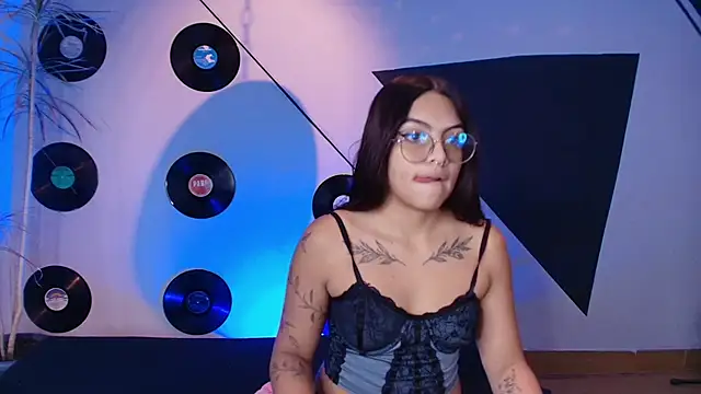 Lilith and Khloe online show from December 3, 2025, 11:19 am