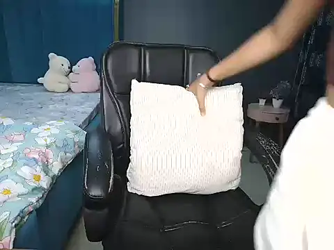 Urlove lily online show from May 27, 2026, 2:25 pm