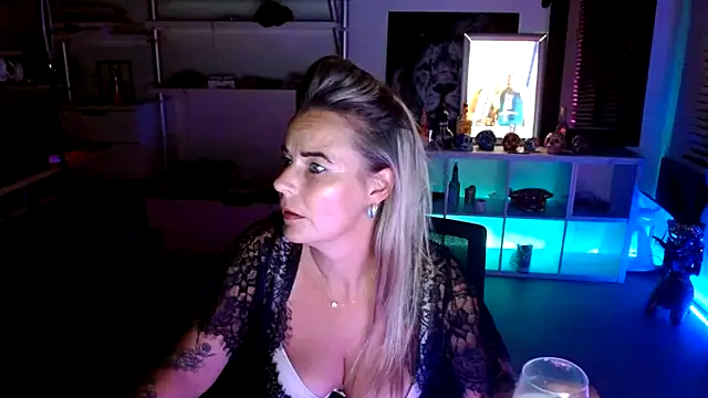 Mrs-Aurora online show from October 8, 2025, 8:50 pm