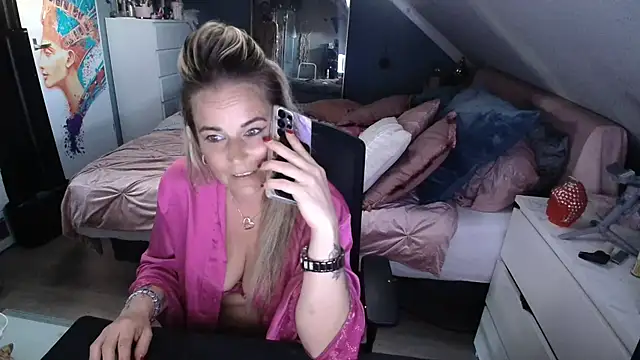 Snapshot of Mrs-Aurora chatting on April 23, 2026, 6:10 pm Mrs-Aurora online show from April 23, 2026, 6:10 pm