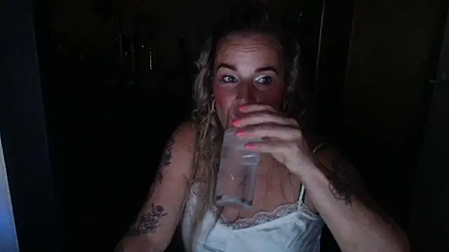 Snapshot of Mrs-Aurora chatting on May 9, 2026, 9:42 pm Mrs-Aurora online show from May 9, 2026, 9:42 pm