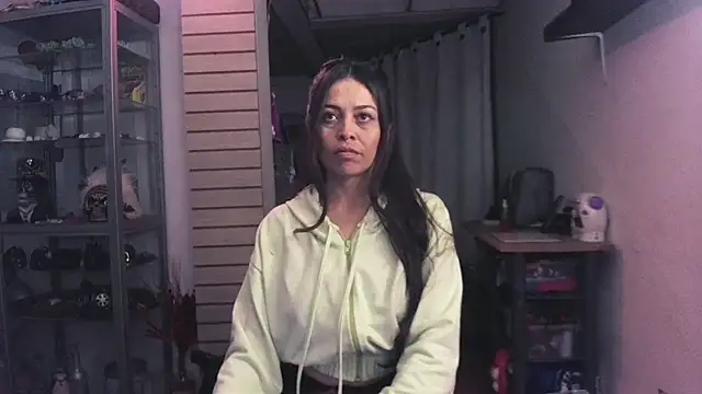 xinamora online show from October 25, 2025, 2:19 am