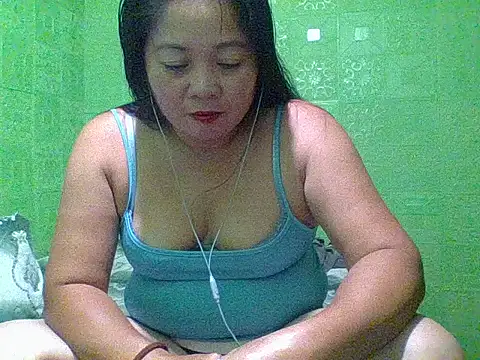 Snapshot of hottestmommm12345 chatting on October 15, 2025, 1:22 pm hottestmommm12345 online show from October 15, 2025, 1:22 pm