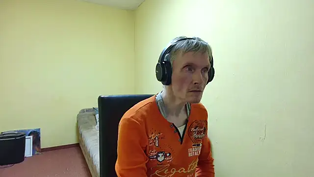 Snapshot of k74robert chatting on February 15, 2026, 12:40 am k74robert online show from February 15, 2026, 12:40 am